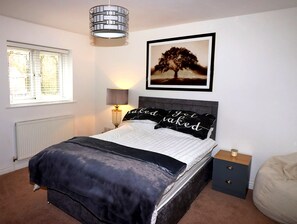 4 bedrooms, iron/ironing board, Internet, bed sheets - Cozy West Derby Retreat – Near Alder Hey & Anfield (Liverpool)