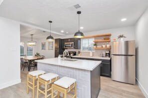 Fridge, microwave, oven, stovetop - Modern Spacious, GATED, 6Bdr/4Bth near NRG Stadium & Med Center (Houston)
