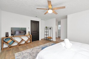 6 bedrooms, iron/ironing board, WiFi, bed sheets - Modern Spacious, GATED, 6Bdr/4Bth near NRG Stadium & Med Center (Houston)