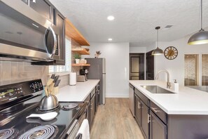 Refrigerador, microondas, horno y parrilla de estufa 