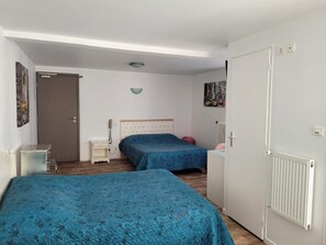 Iron/ironing board, free WiFi - LE SAINT BENOIST (AIZENAY)
