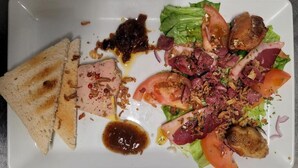 A plate with a salad, slices of meat, and two pieces of toast. - Le Saint Benoist (Aizenay)