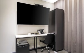 A hotel room with a desk, chair, and a large flat-screen TV mounted on the wall. - Incheon Hound New Town Branch (Incheon)