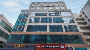A modern building with a HOUND HOTEL sign at the top. - Incheon Hound New Town Branch (Incheon)