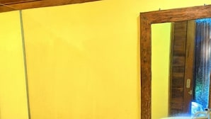 Ein kleines Badezimmer mit Toilette, Waschbecken und Spiegel.