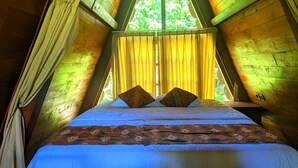 Ein Zimmer mit einem Bett, Vorhängen und einem Fenster.