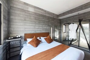 In-room safe, desk, laptop workspace, blackout drapes - Hangzhou Chunyin Chunshan Hotel (Hangzhou)