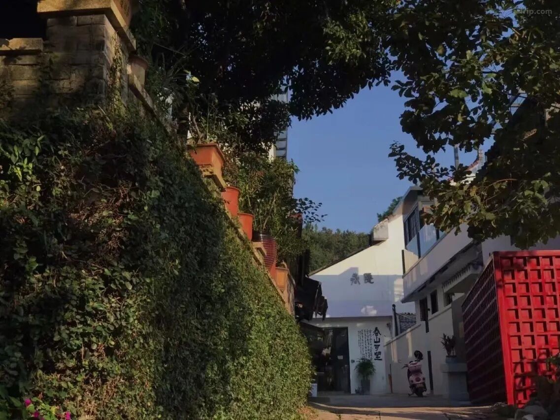 المنطقة المحيطة بالمنشأة