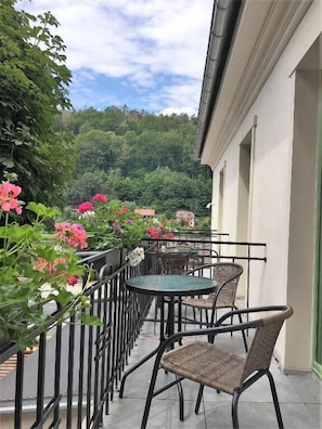 Habitación doble Deluxe, balcón, vista a la montaña | Caja de seguridad en la habitación, cortinas blackout y insonorización