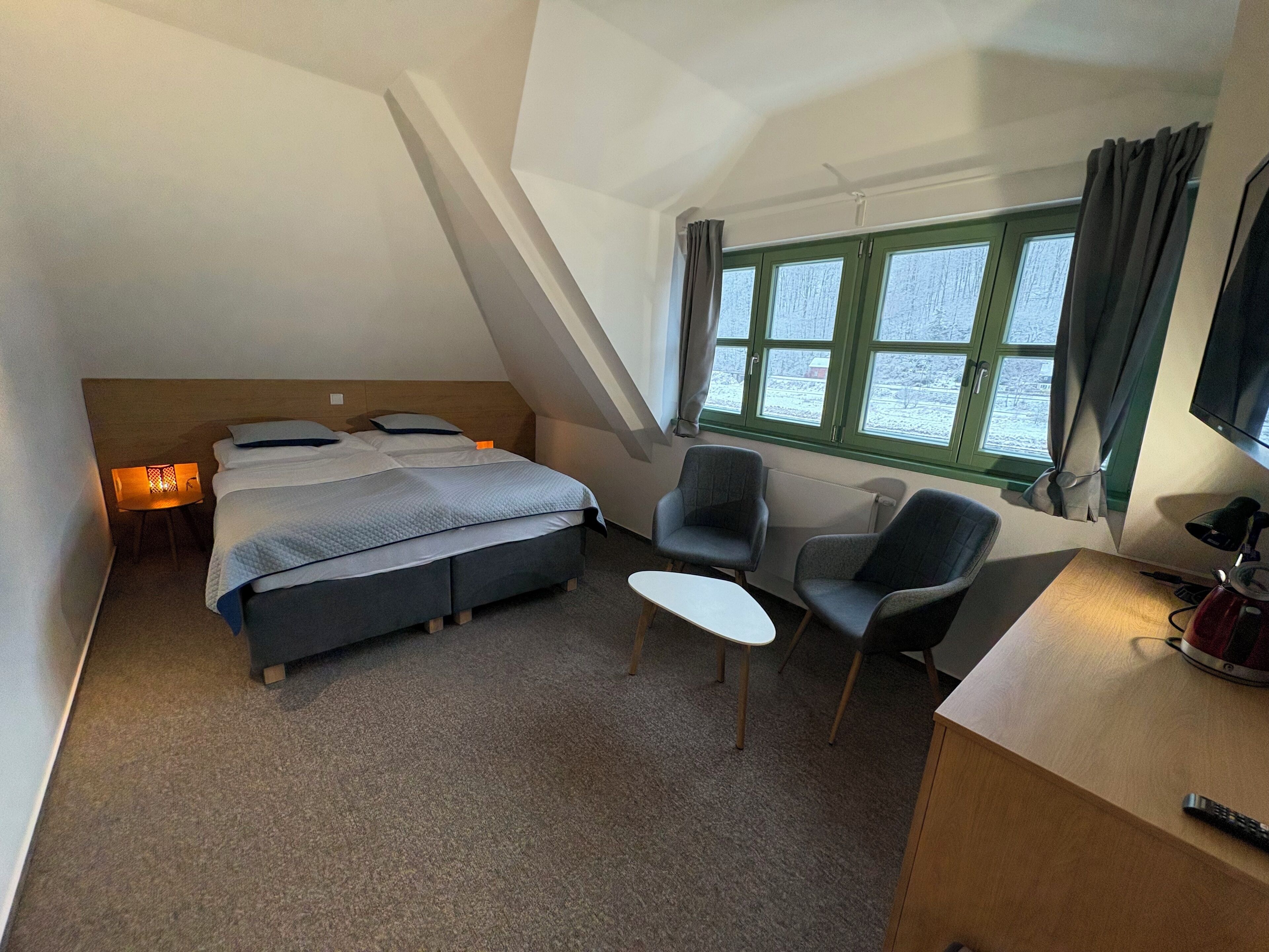 Habitación doble superior, aire acondicionado, vista al río | Caja de seguridad en la habitación, cortinas blackout y insonorización 