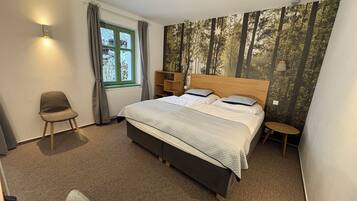 Chambre Double Deluxe, salle de bains privée, vue cour intérieure | Coffres-forts dans les chambres, rideaux occultants