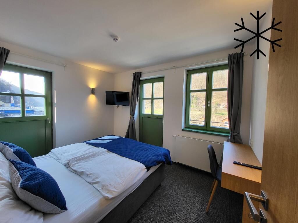 Habitación cuádruple Deluxe, balcón, vista a la montaña | Caja de seguridad en la habitación, cortinas blackout y insonorización 