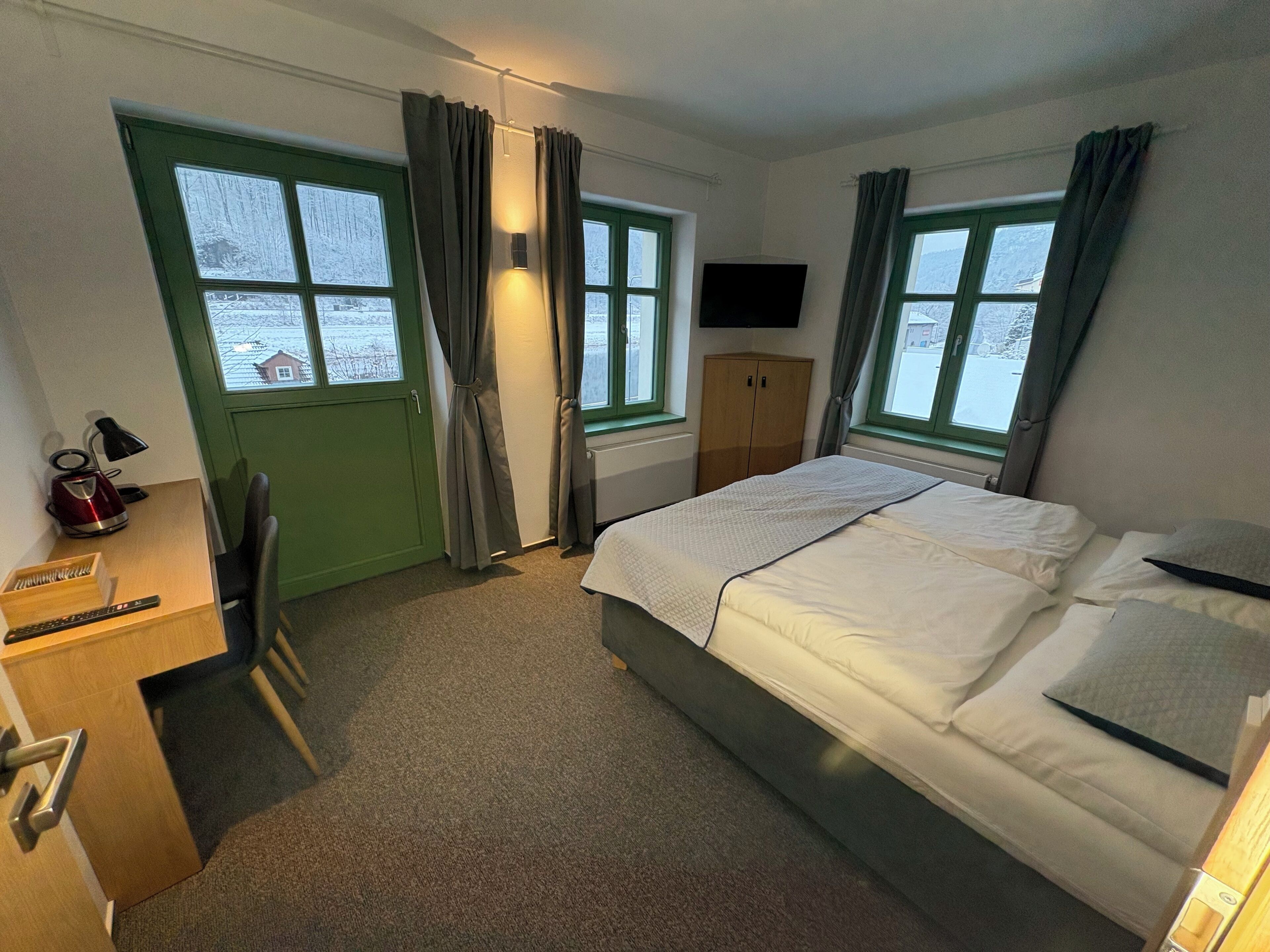 Habitación cuádruple Deluxe, balcón, vista a la montaña | Caja de seguridad en la habitación, cortinas blackout y insonorización 