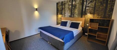 Deluxe Double Room, Balcony, Mountain View | Peti besi dalam bilik, langsir/tirai gelap terus, kalis bunyi