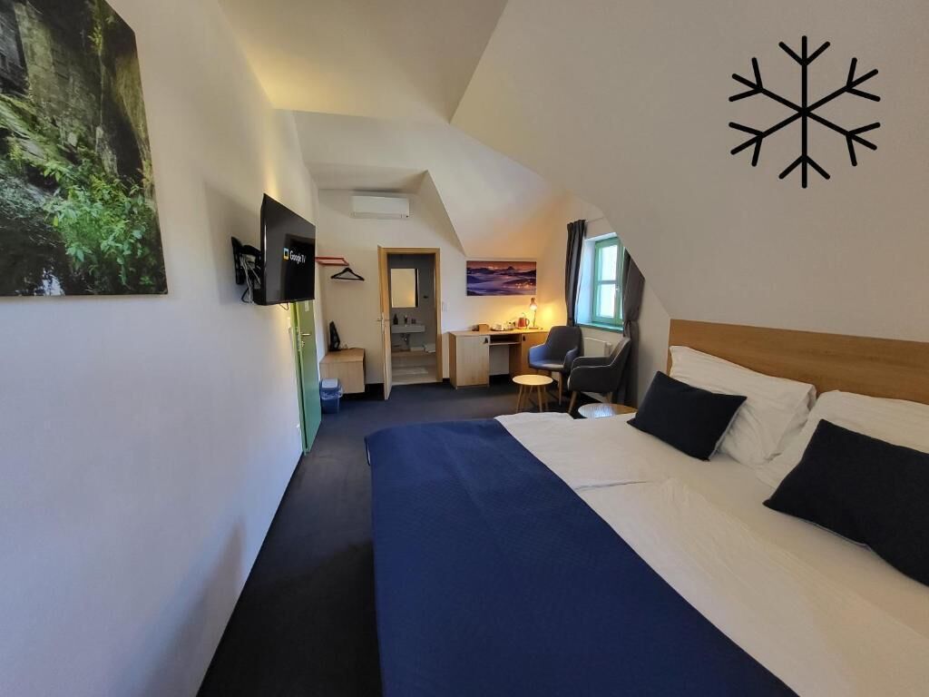 Habitación doble superior, aire acondicionado, vista al río | Caja de seguridad en la habitación, cortinas blackout y insonorización 