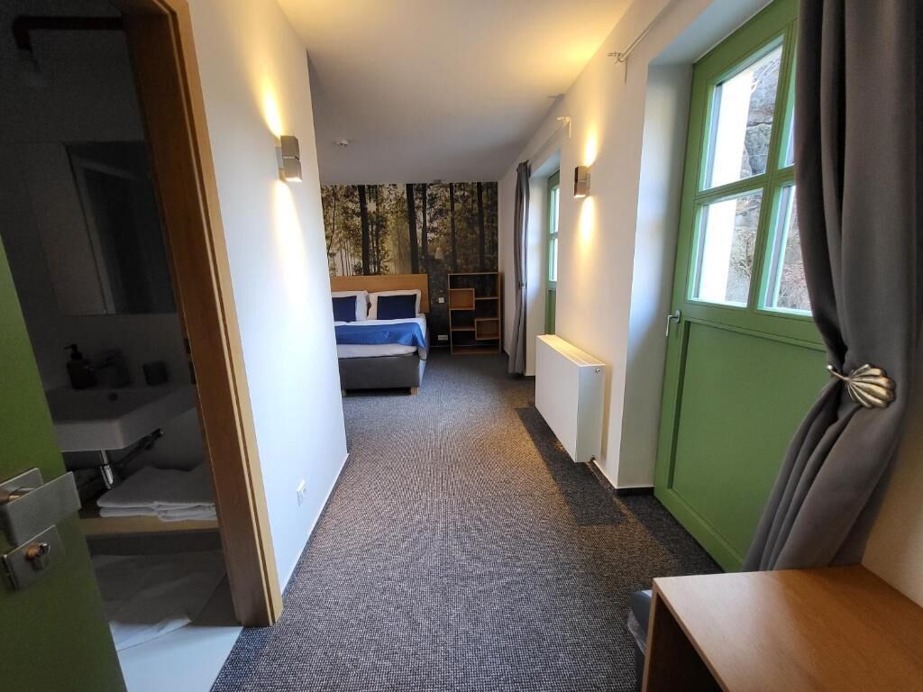 Habitación doble Deluxe, balcón, vista a la montaña | Caja de seguridad en la habitación, cortinas blackout y insonorización 