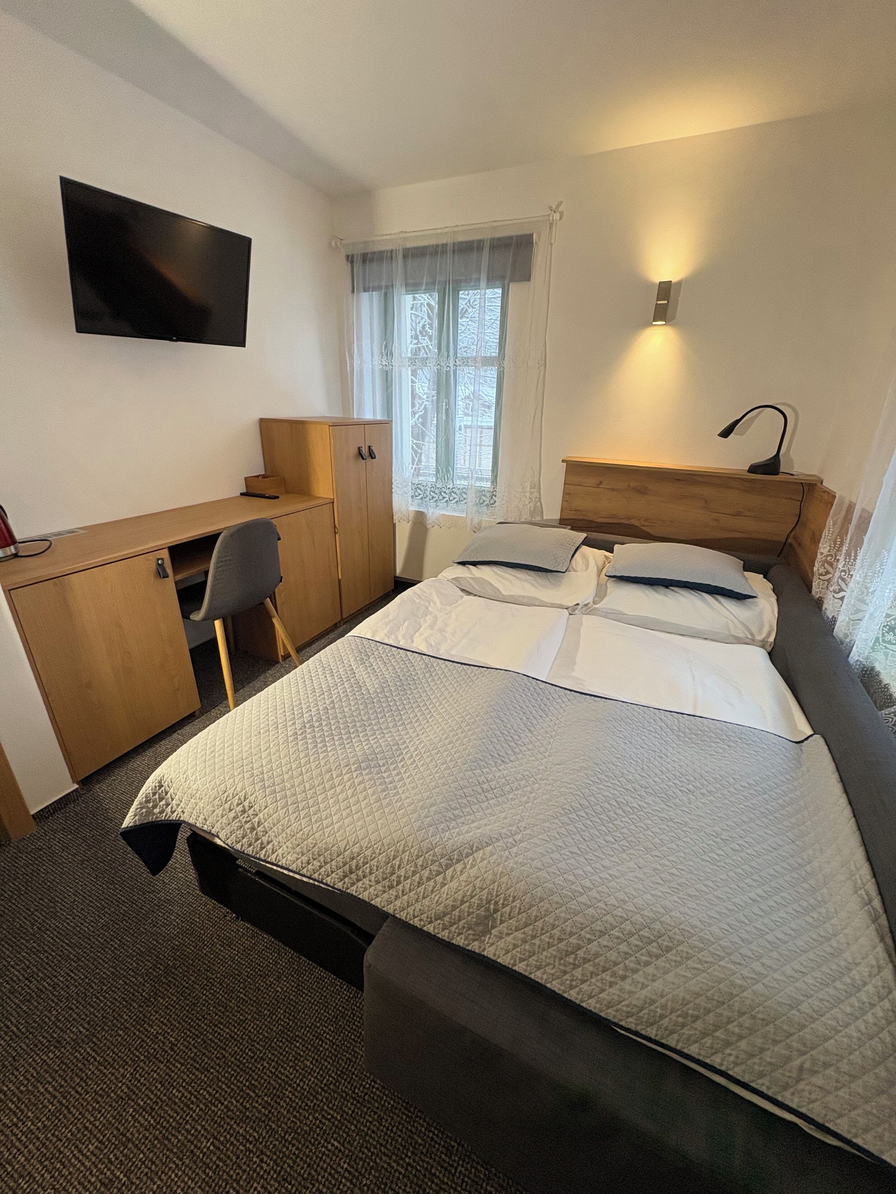 Habitación básica doble, vista al río, planta baja | Caja de seguridad en la habitación, cortinas blackout y insonorización 