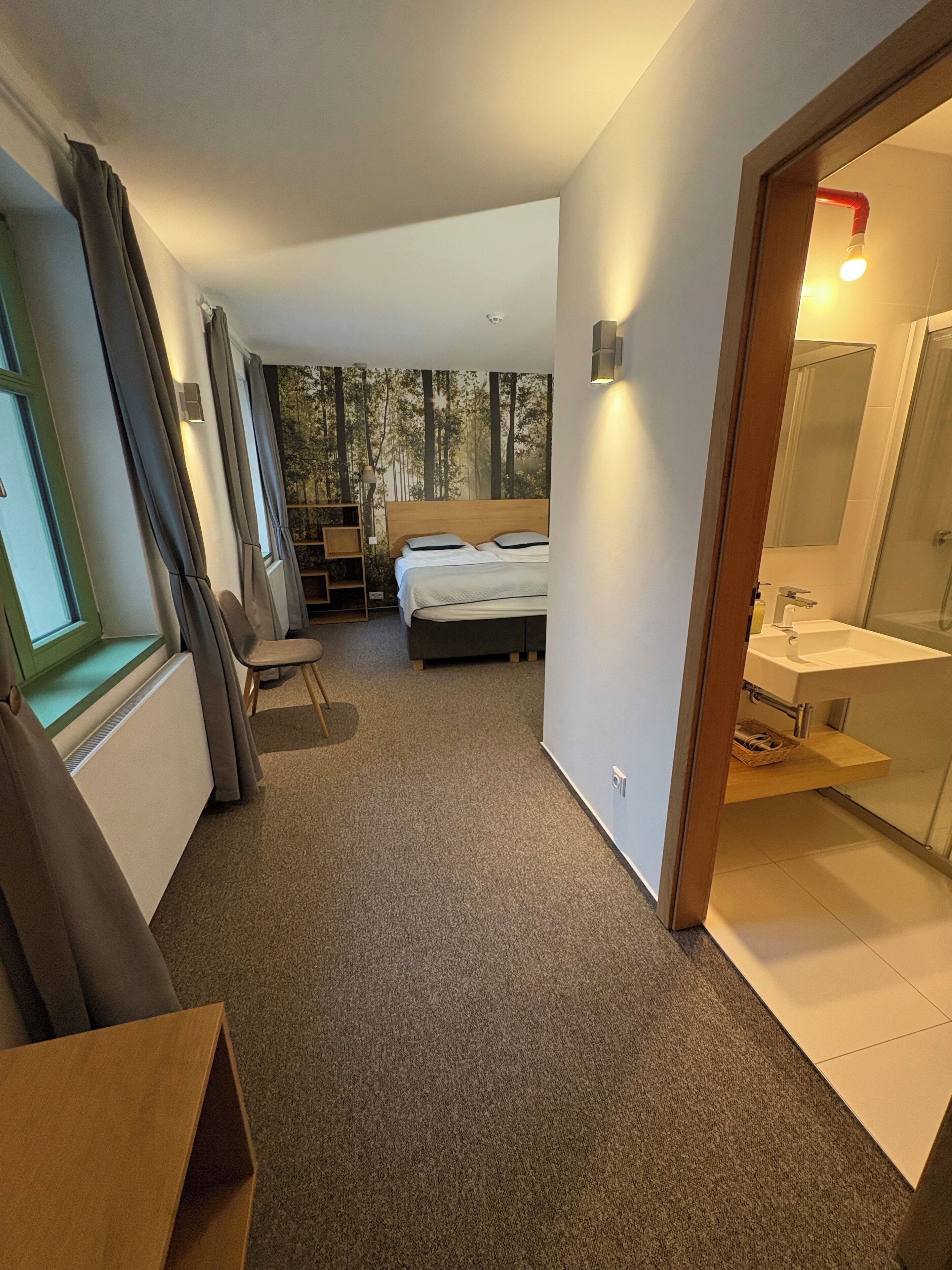 Habitación doble Deluxe, baño privado, vista al patio | Caja de seguridad en la habitación, cortinas blackout y insonorización 