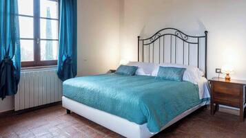 Appartamento Superior, 1 letto king, vista valle | Biancheria da letto di alta qualità, copriletto in piuma