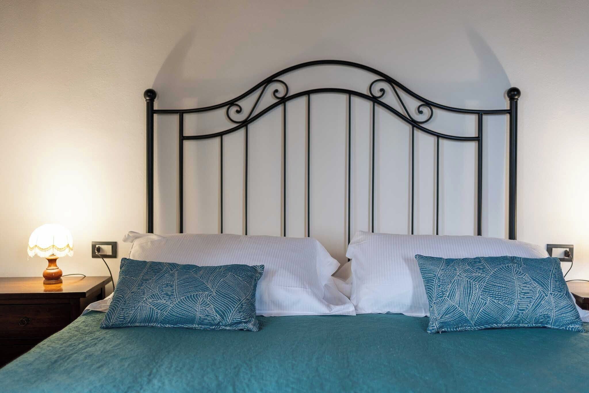 Superior-Apartment, 1 King-Bett, Talblick | Hochwertige Bettwaren, Daunenbettdecken, Pillowtop-Betten, Schreibtisch