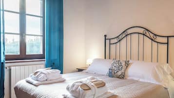 Superior appartement, 1 kingsize bed, niet-roken, uitzicht op tuin | Luxe beddengoed, donsdekens, pillowtop-bedden, een bureau