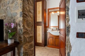 Biệt thự, 4 phòng ngủ, hồ bơi riêng, quang cảnh thung lũng | Phòng tắm | Dép đi trong nhà 