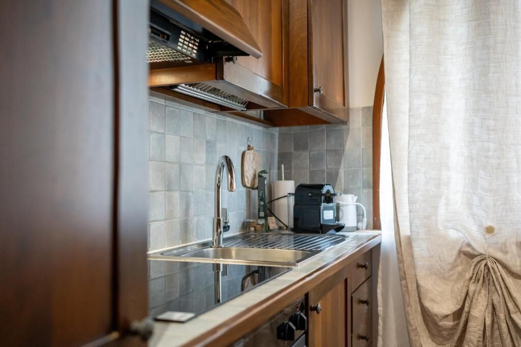 Superior appartement, 1 kingsize bed, niet-roken, uitzicht op tuin | Privékeuken | Een espressoapparaat, een koffiezetapparaat/waterkoker, een waterkoker