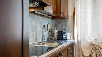 Superior appartement, 1 kingsize bed, niet-roken, uitzicht op tuin | Privékeuken | Een espressoapparaat, een koffiezetapparaat/waterkoker, een waterkoker