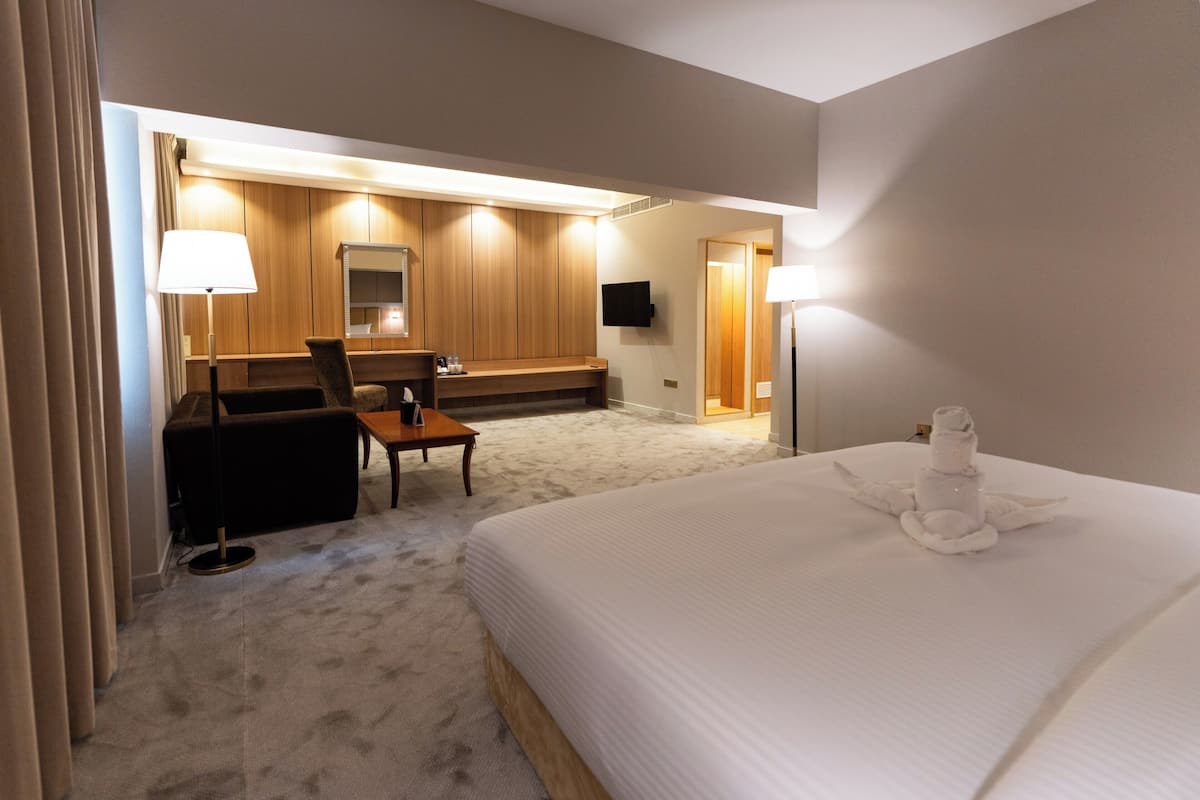 Signature King | เครื่องนอนระดับพรีเมียม, เตียงพร้อมฟูกเสริมที่นอน, มินิบาร์