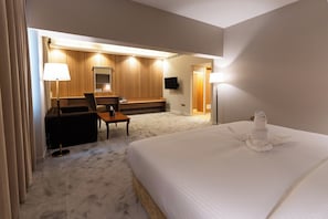 Signature King | Ropa de cama de alta calidad, colchones con acolchado adicional, minibar