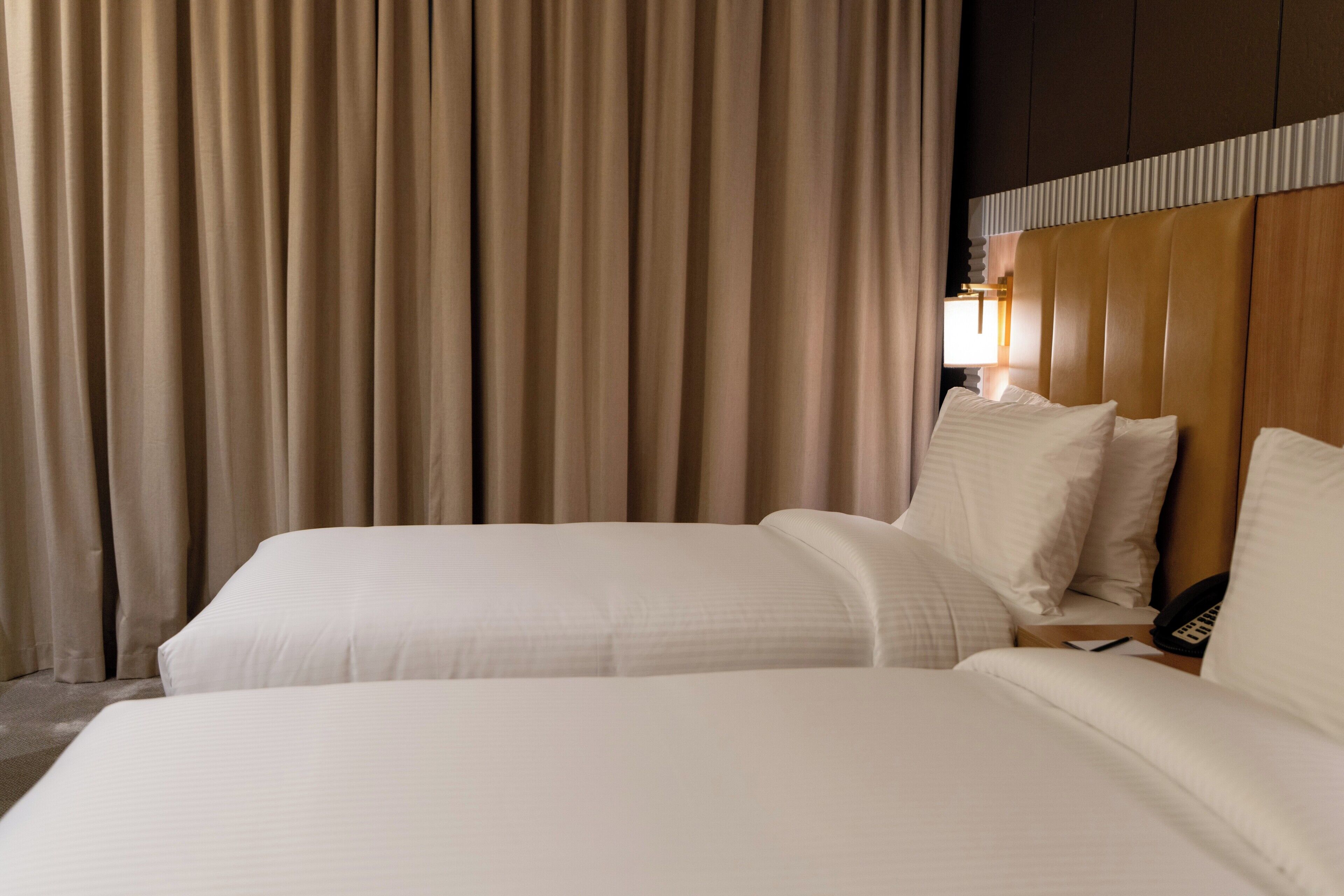 Caja de seguridad en la habitación y tabla de planchar con plancha 