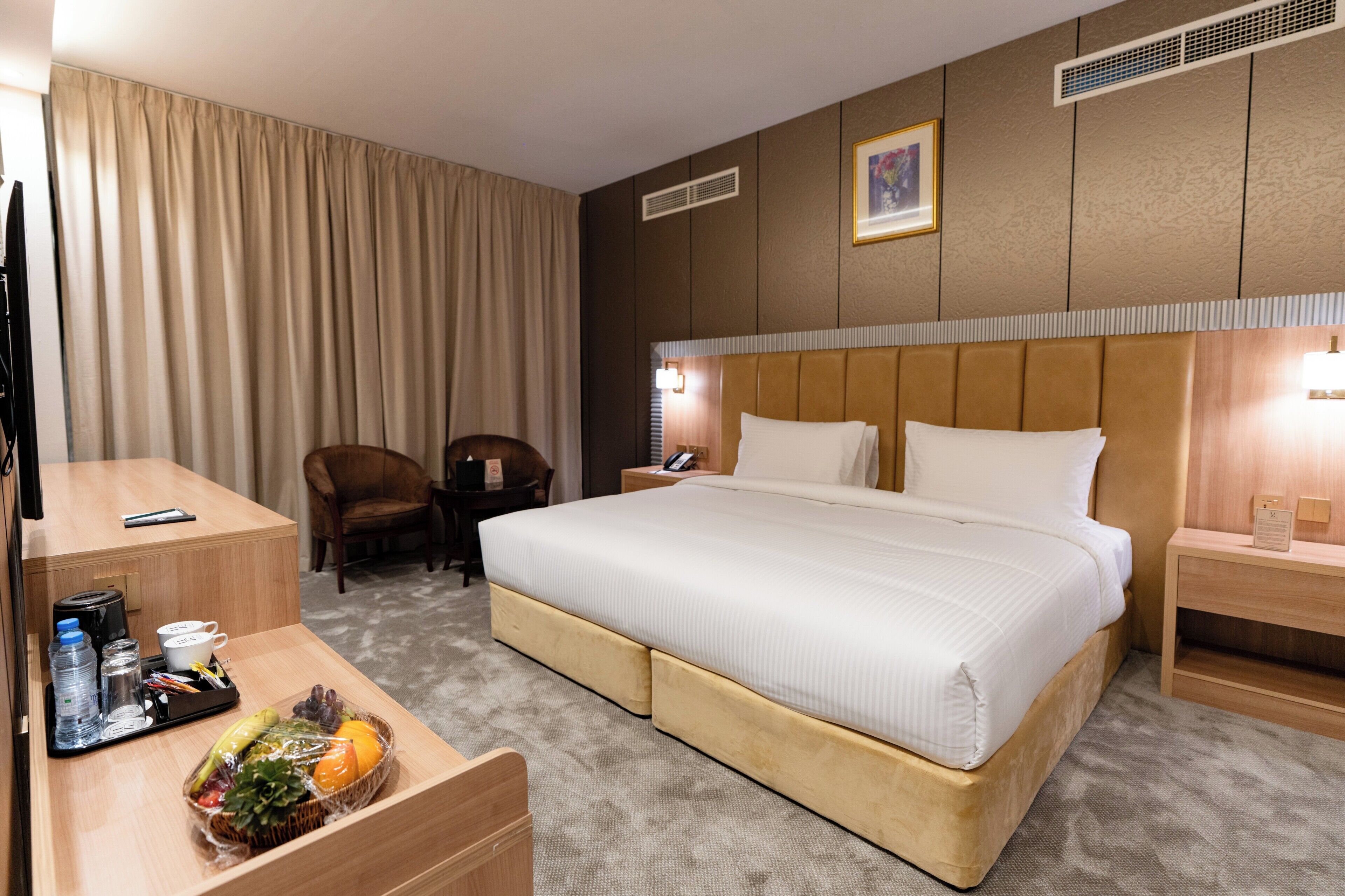 Caja de seguridad en la habitación y tabla de planchar con plancha 