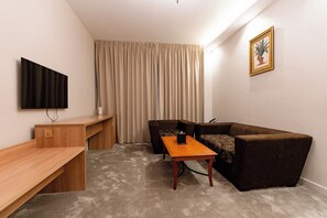 Caja de seguridad en la habitación y tabla de planchar con plancha 