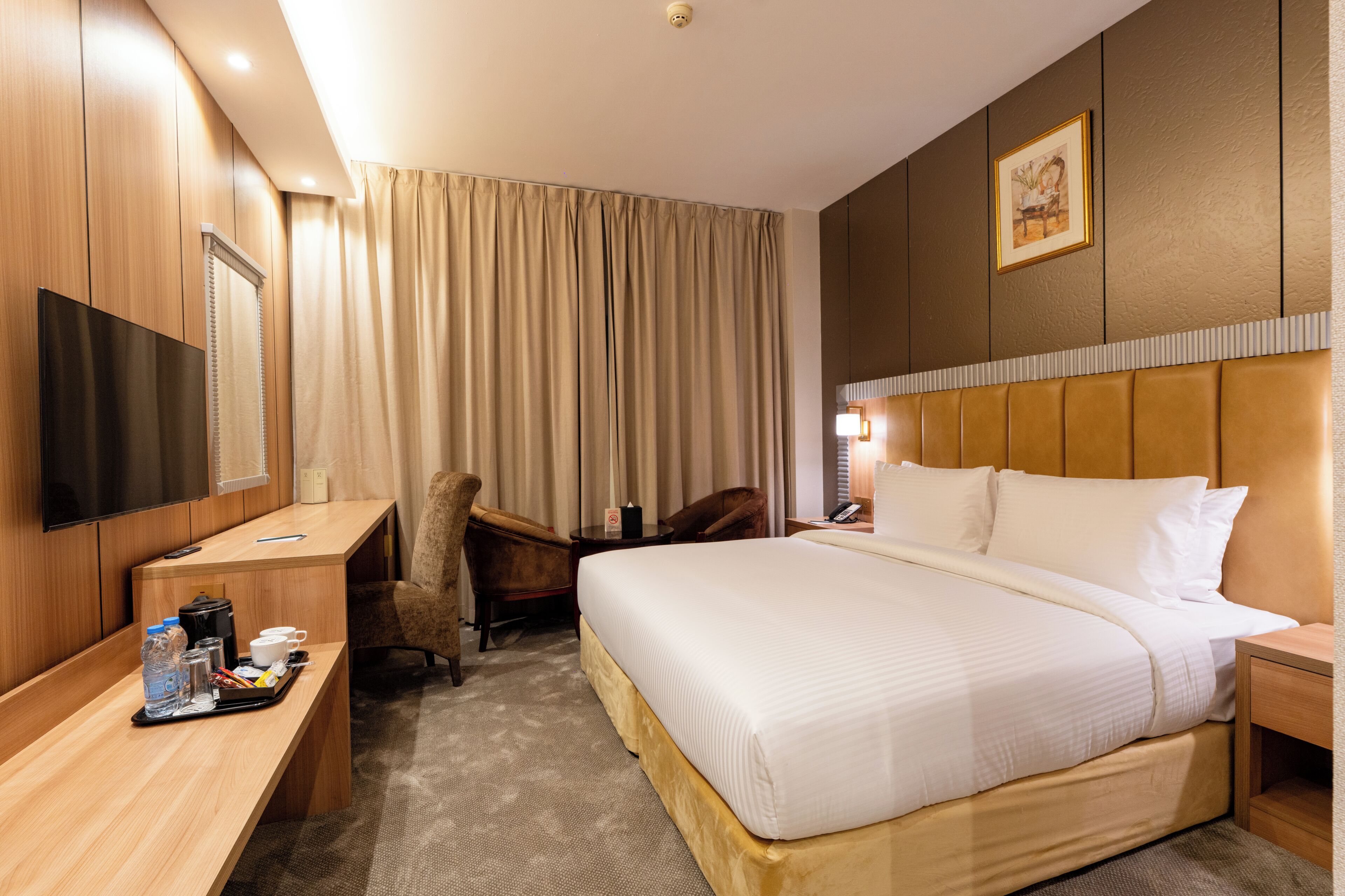 Caja de seguridad en la habitación y tabla de planchar con plancha 