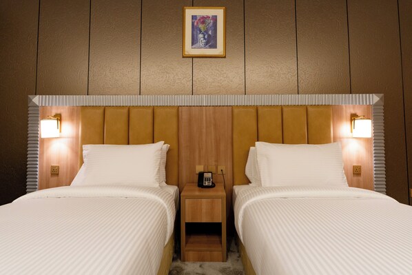 Literie de qualité, lit avec matelas à plateau-coussin, minibar