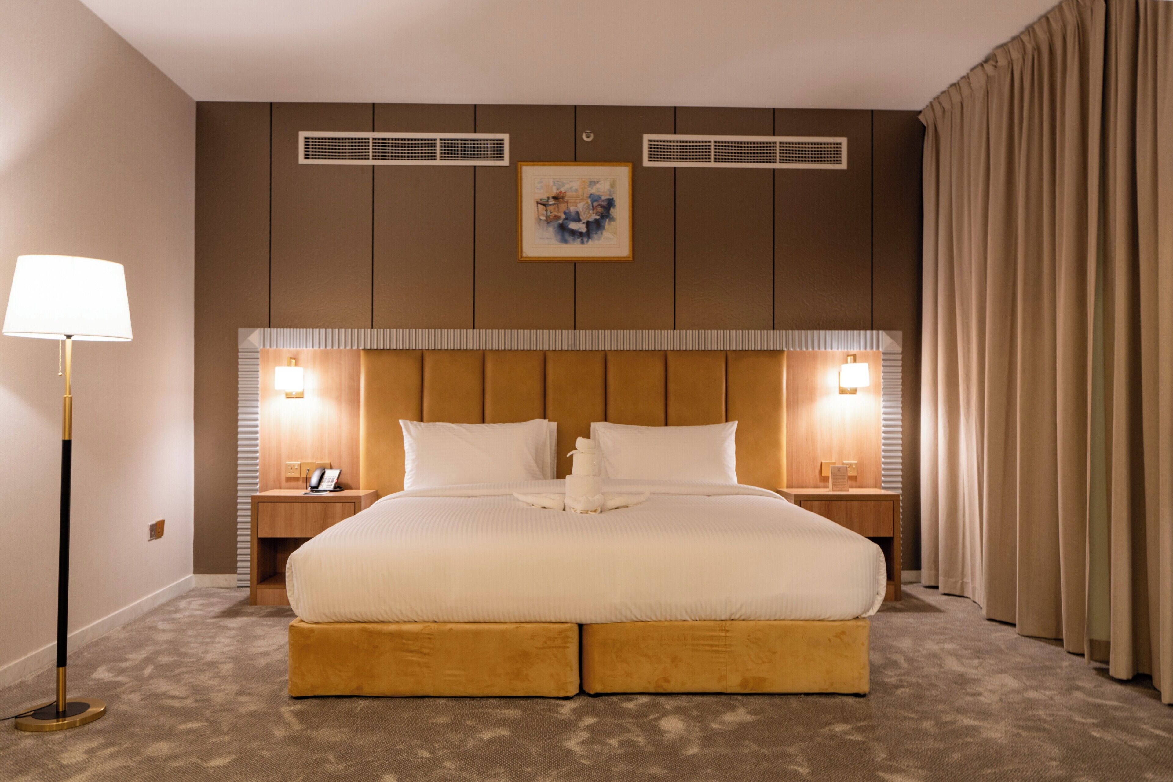 Caja de seguridad en la habitación y tabla de planchar con plancha 