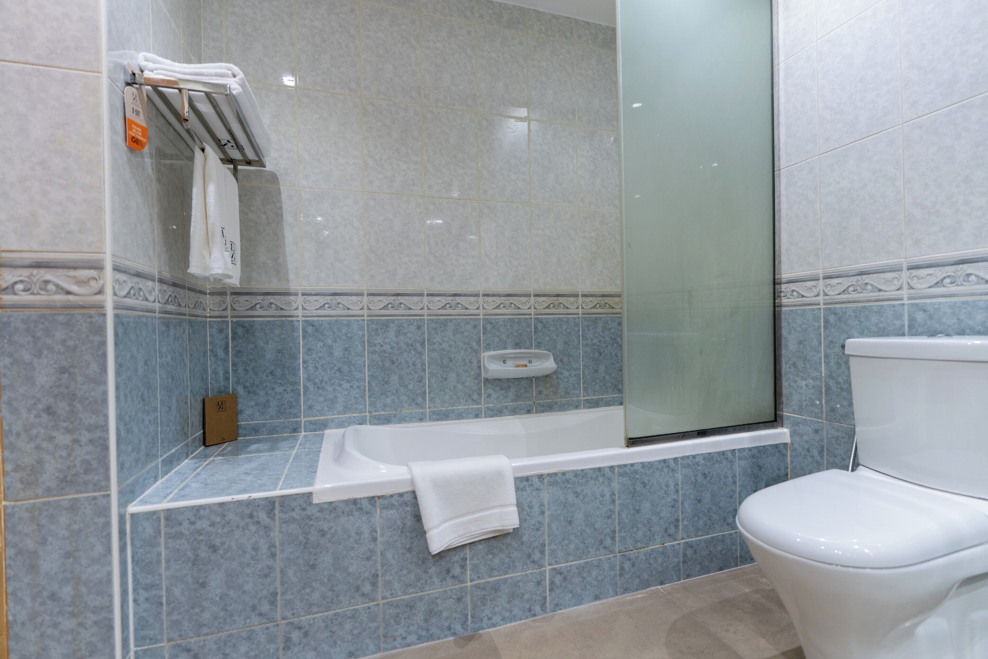 Ein Badezimmer mit Badewanne, Toilette und Duschkabine.