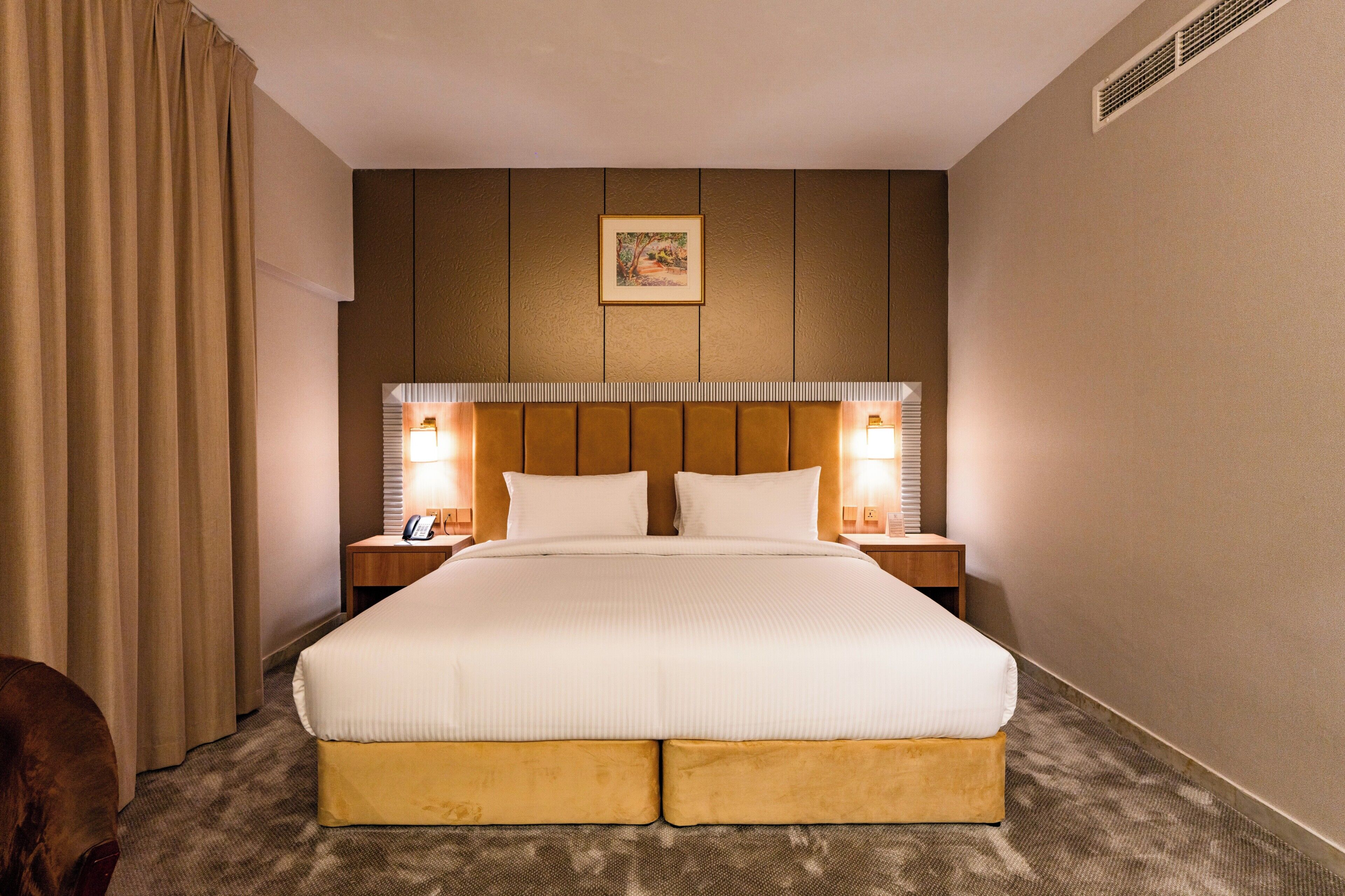 Caja de seguridad en la habitación y tabla de planchar con plancha 