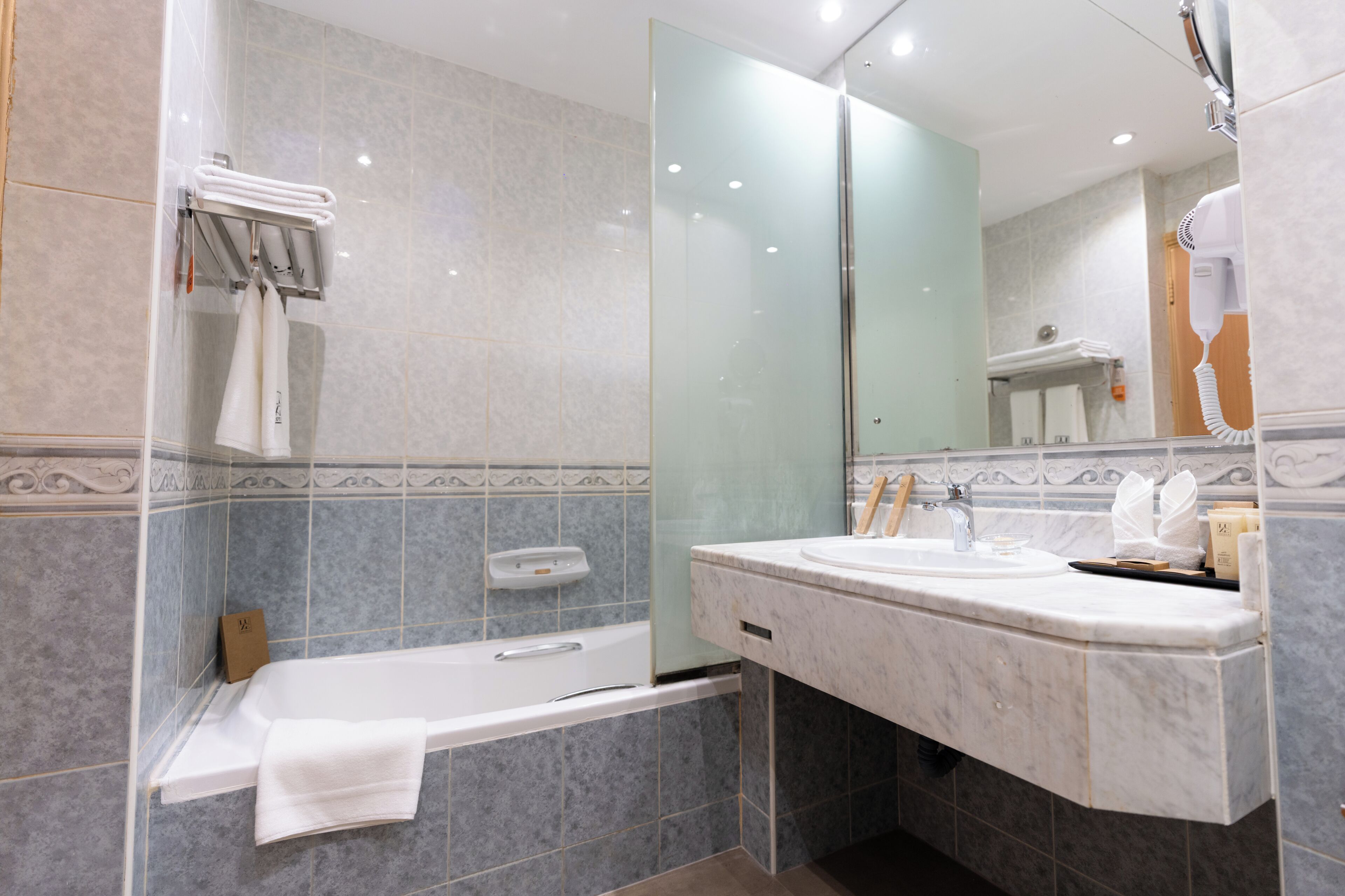 Signature tweepersoonskamer | Luxe beddengoed, pillowtop-bedden, een minibar, een kluis op de kamer