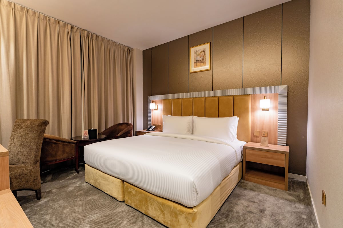 Avenue King | เครื่องนอนระดับพรีเมียม, เตียงพร้อมฟูกเสริมที่นอน, มินิบาร์