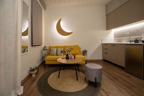 House, 1 Bedroom (Primo) | Living area | 24-inch flat-screen TV with cable channels - La Luna Luxury Stay (Nafplio)