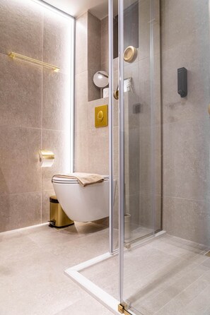 House, 1 Bedroom (Terra) | Badkamer | Een douche, een haardroger, handdoeken