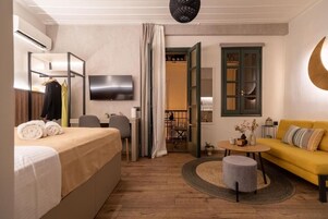 Tabla de planchar con plancha, wifi gratis y ropa de cama 