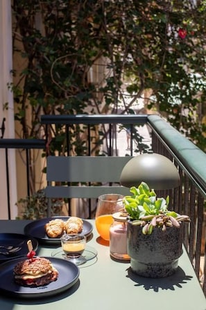 Outdoor dining - La Luna Luxury Stay (Nafplio)