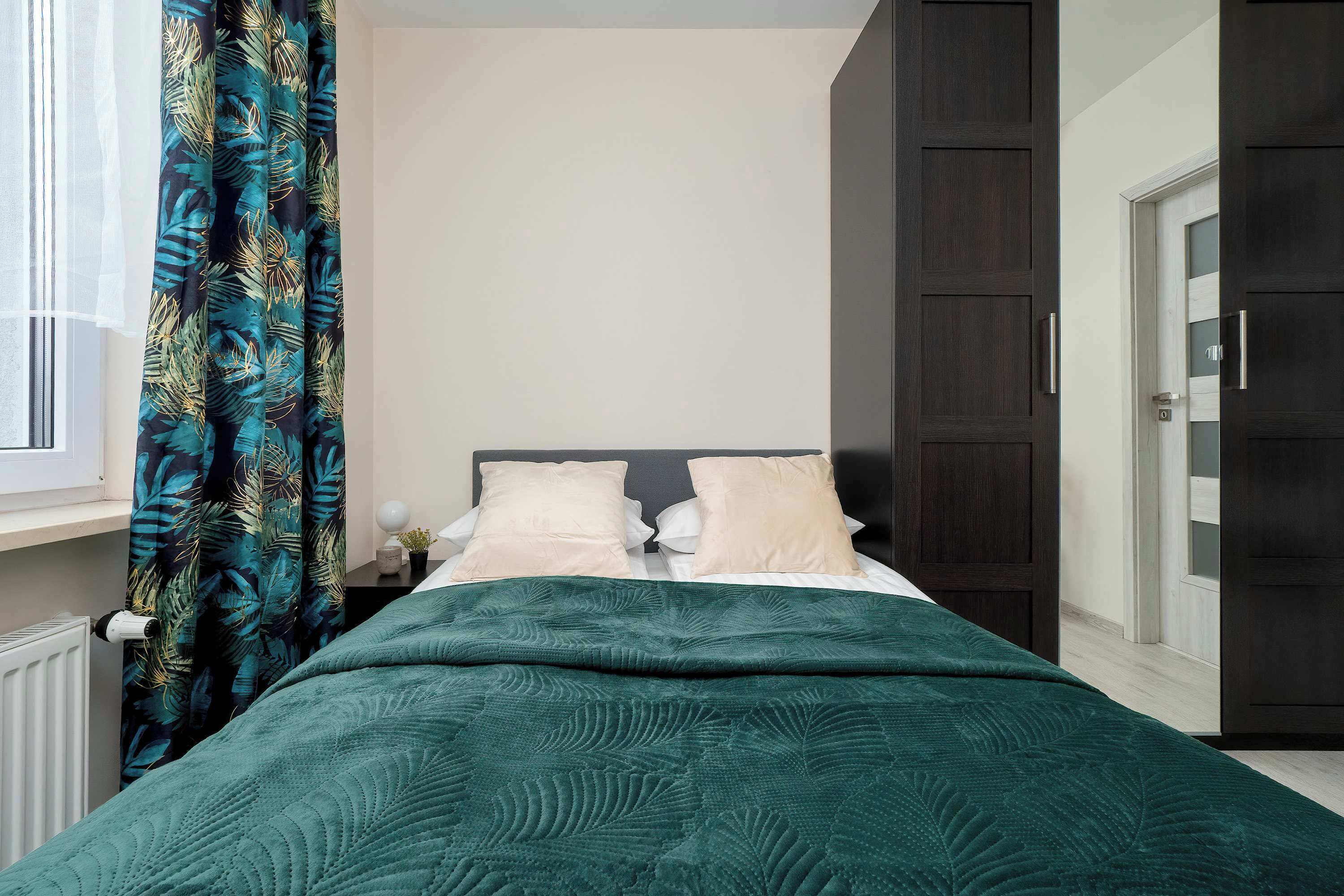 Een bureau, een strijkplank/strijkijzer, reisbedje, wifi