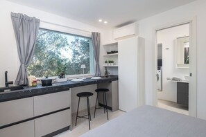 7 habitaciones, tabla de planchar con plancha y cuna de viaje 