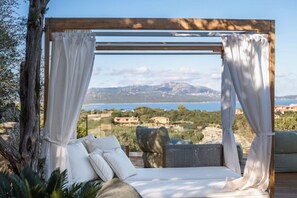 Property grounds - Villa in Porto Rotondo with 7 bedrooms sleeps 18 (Porto Rotondo)