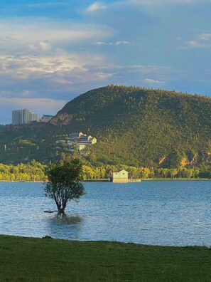 View from property - Dali Fanxi Manhai Holiday Guesthouse (Dali)