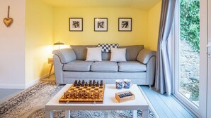 A living room with a chessboard, a sofa, and a coffee table. - The Chalet by Interhome (Fort Augustus)