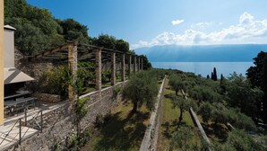 A stone pergola with a barbecue area overlooking a lake. - Luxury 7BR Villa | Private Pool & Lake Garda View | Limonaia dei Dogi | Gargnano (Gargnano)